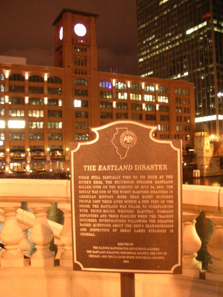 Placa conmemorativa en el río de Chicago por lo ocurrido. Wikimedia Commons